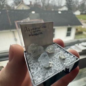 Aquamarine with Muscovite flakes